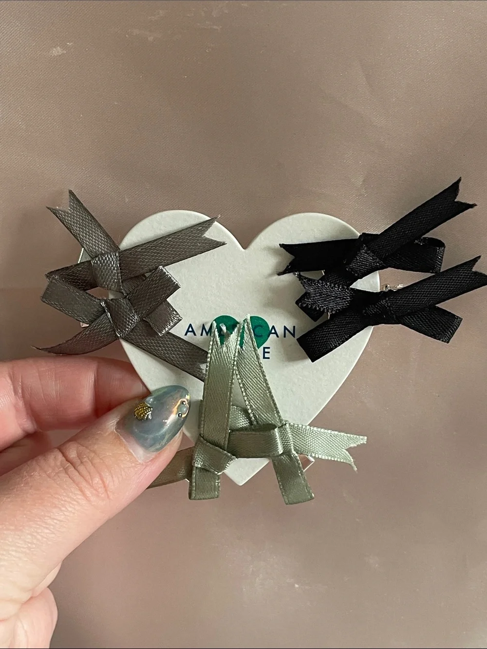 American Eagle 6-Pack Bow Hair Clips in Plastic Heart Ornament - NWT $10 MSRP